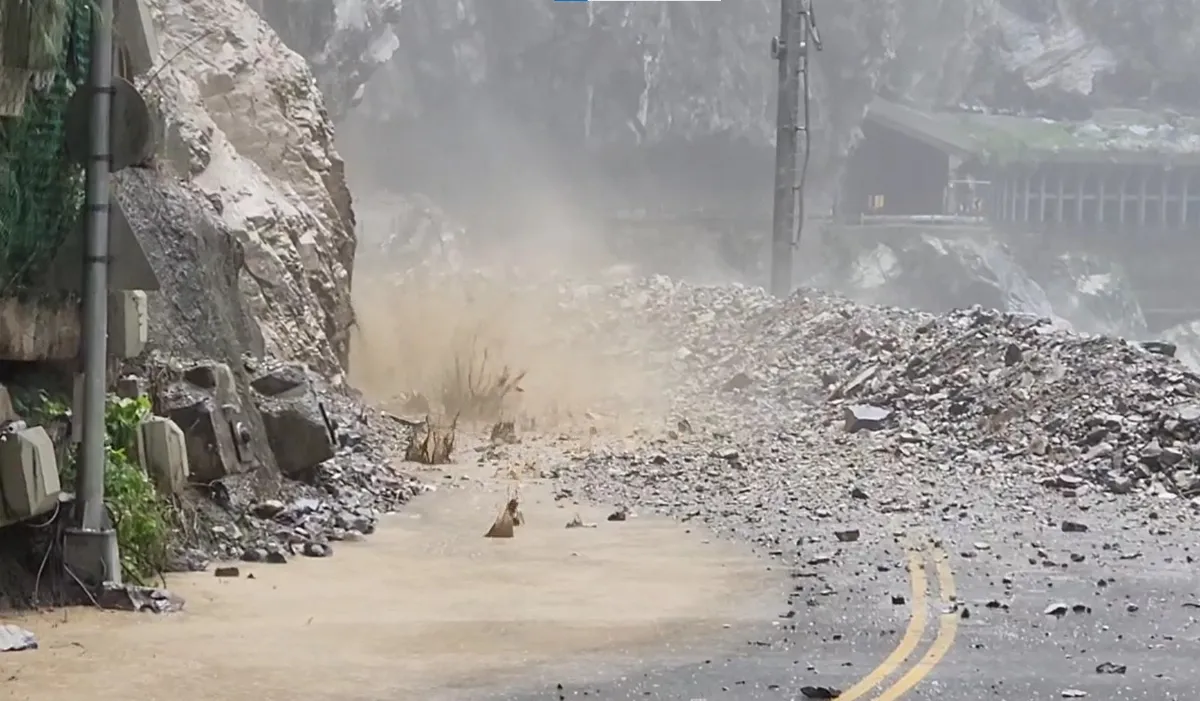 中橫雨瀑落石阻路  預計明早搶通放行