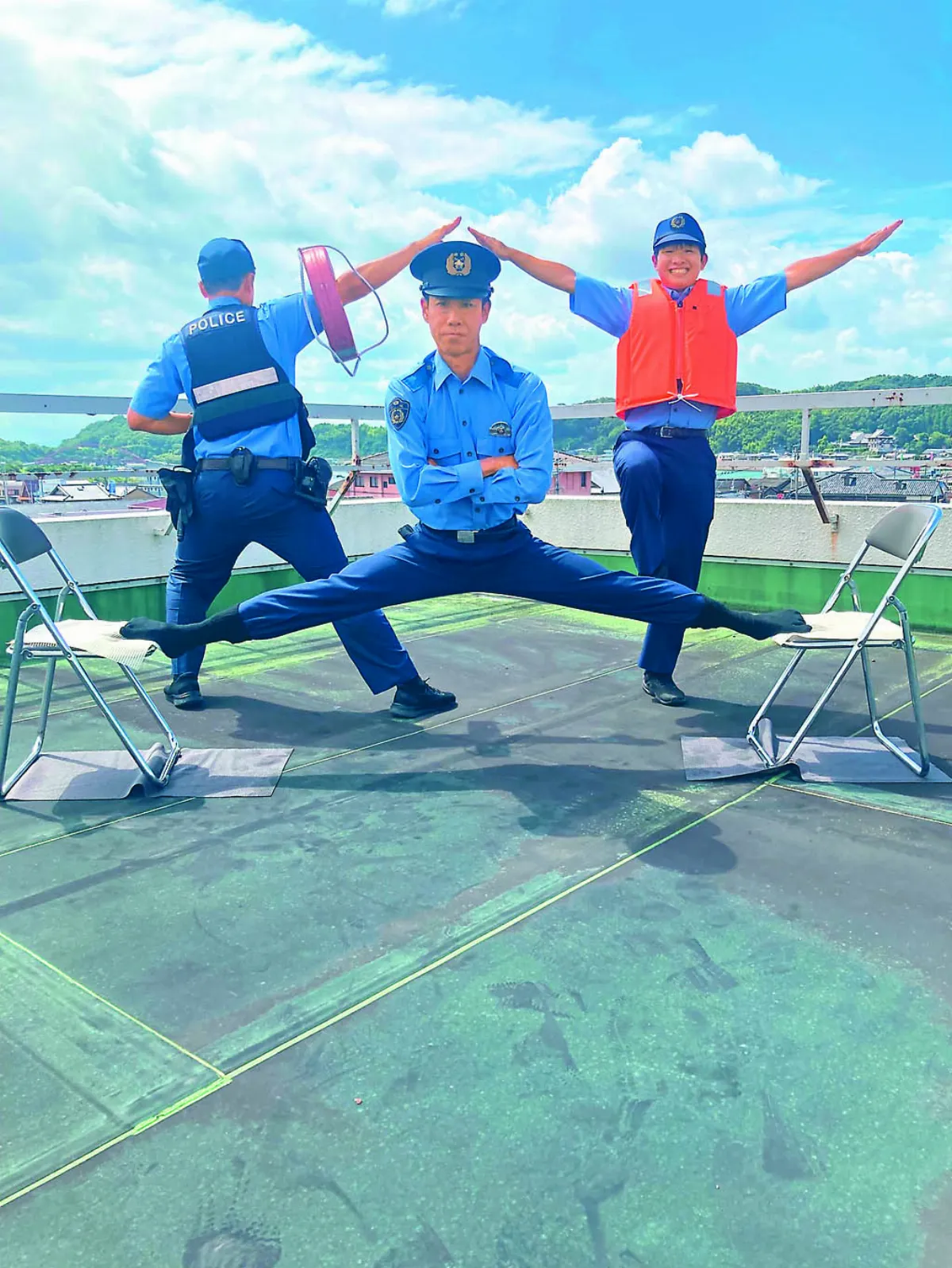 招募新血宣傳 員警出奇招秀劈腿