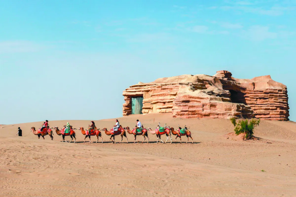 新疆沙漠之門迎客潮