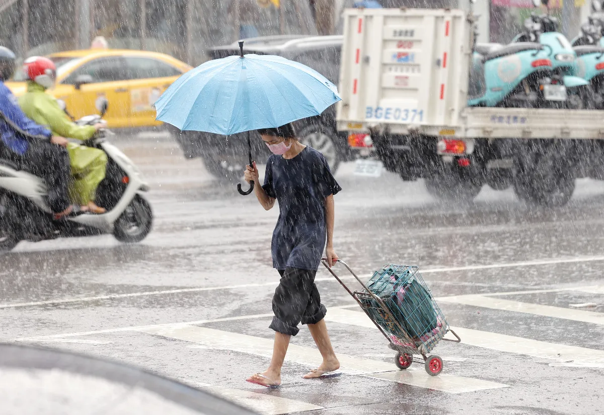 楊柳離台仍需防豪雨 下個颱風侵台機率低