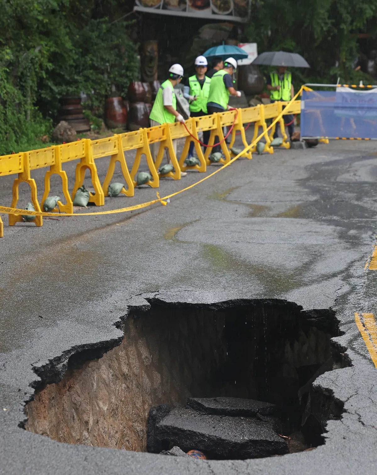 首爾暴雨成災 數百道路淹沒毀損