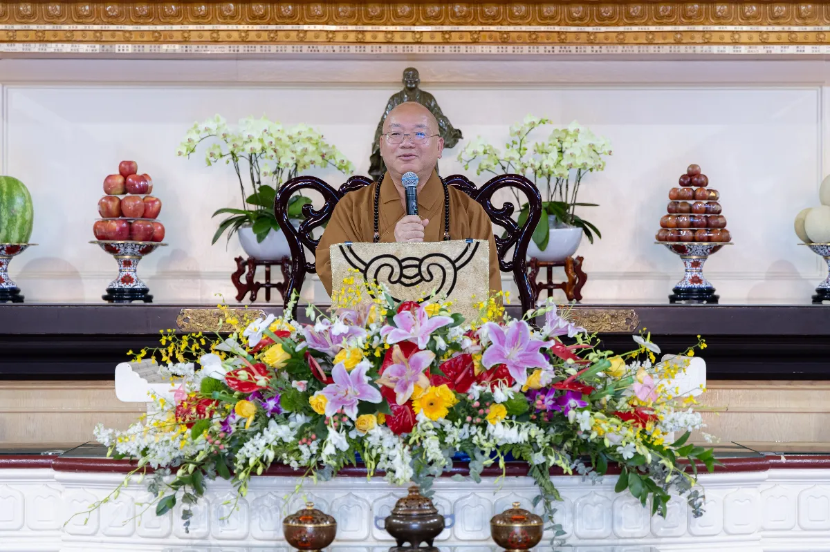 Most Venerable Hsin Bau Delivers Dharma Talk on the Sutra of the Eight Realizations of Great Beings, Illuminating the Path to Awakening and Liberation