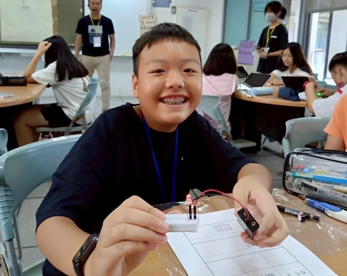 探索科學奧祕 國中生實驗生成電力點亮LED照明