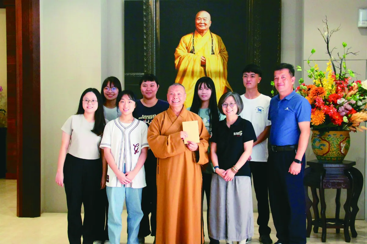 普中好苗子校友獻卡片 感謝星雲大師裁培