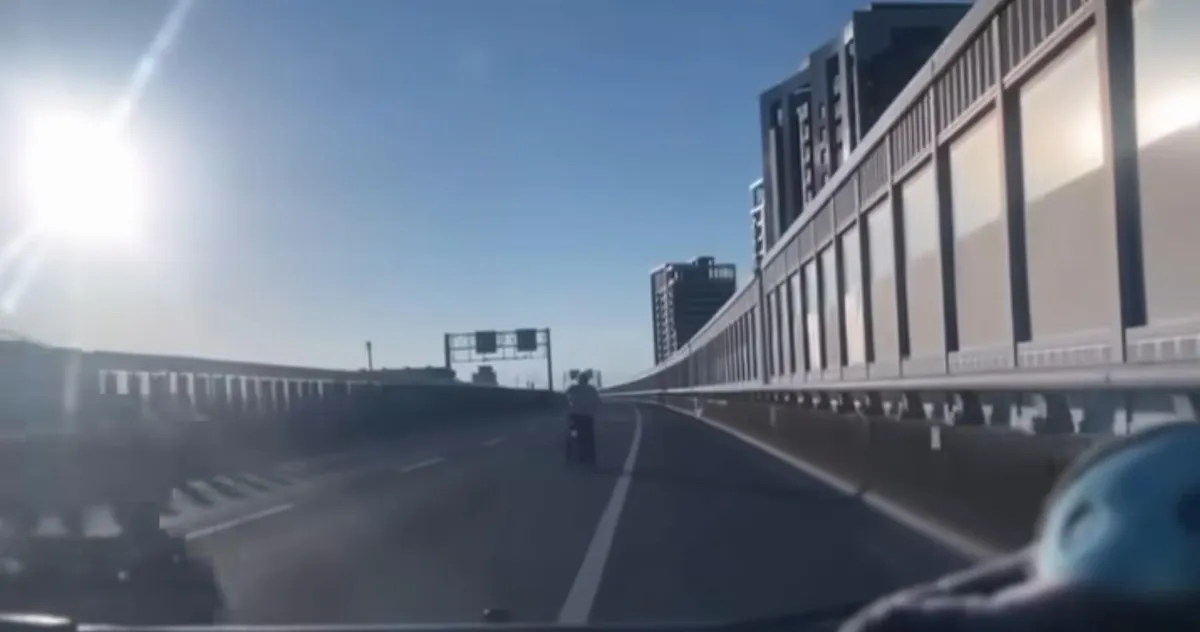 老翁騎自行車誤闖快速道 好心民眾開車尾隨保護安危