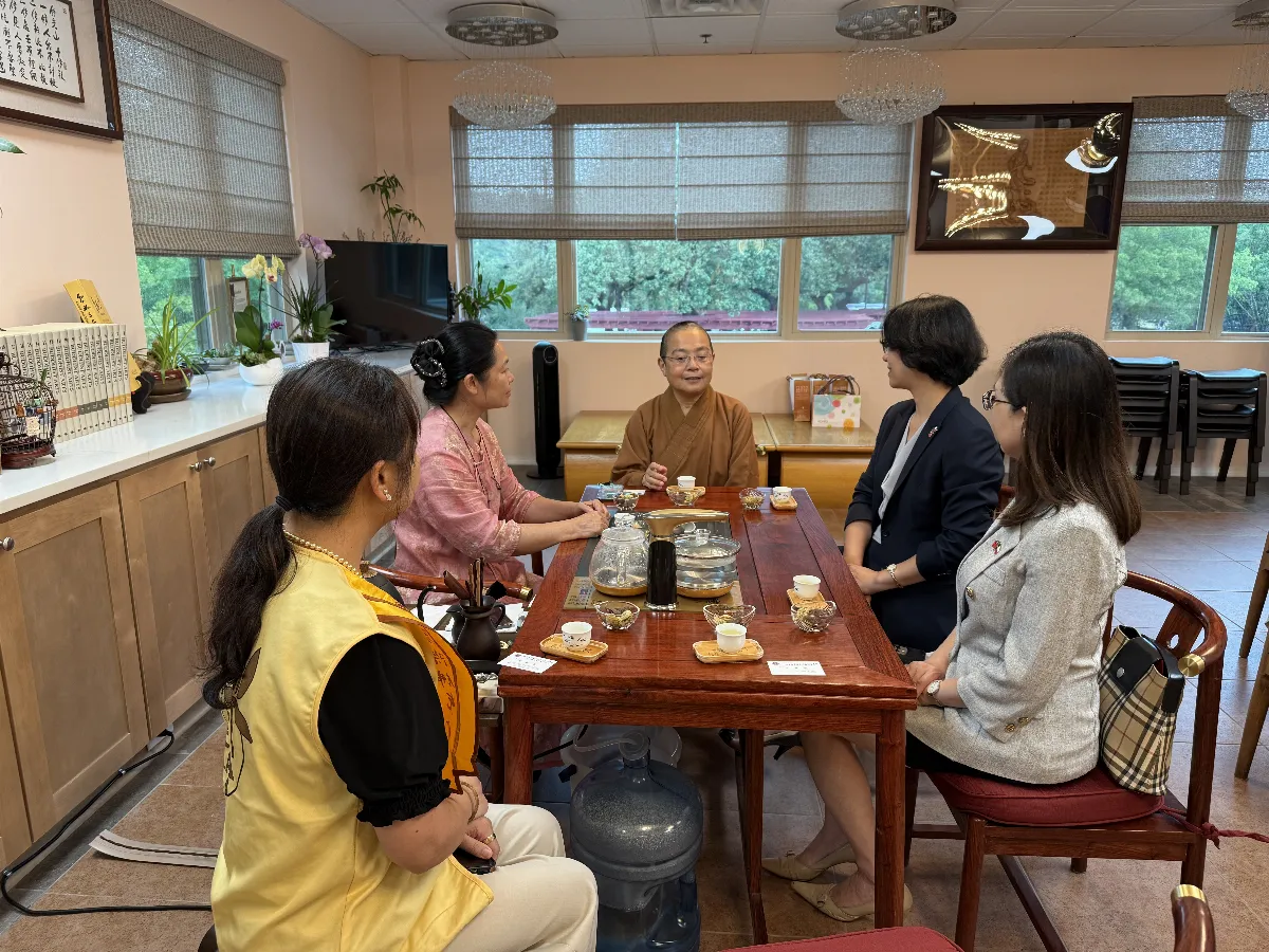 Director Hsiao Yi-Fang of the Taipei Economic and Cultural Office Visits Xiang Yun Temple in Austin