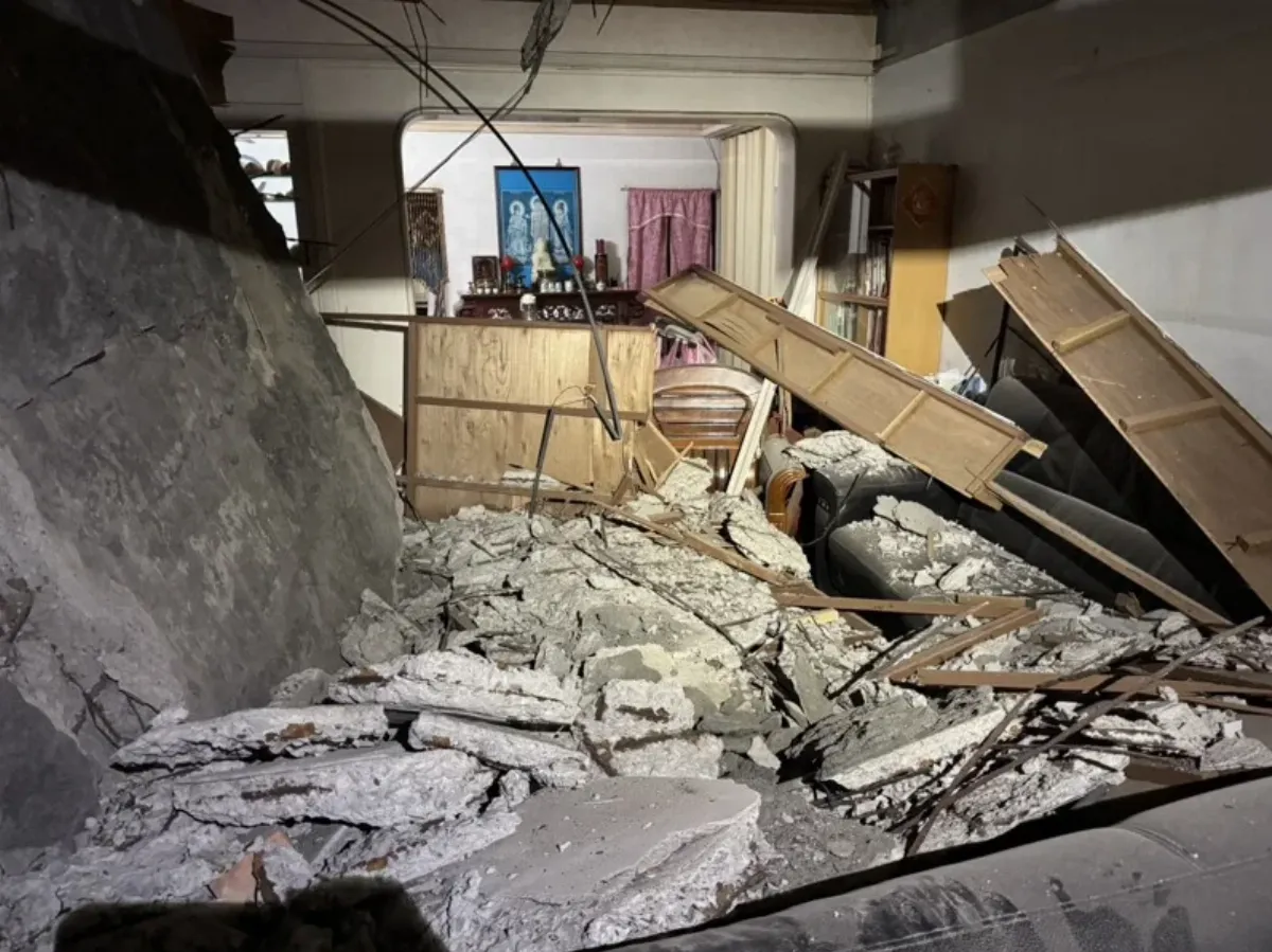 昨晚地震震的？基隆公寓樓頂板混凝土今崩落 