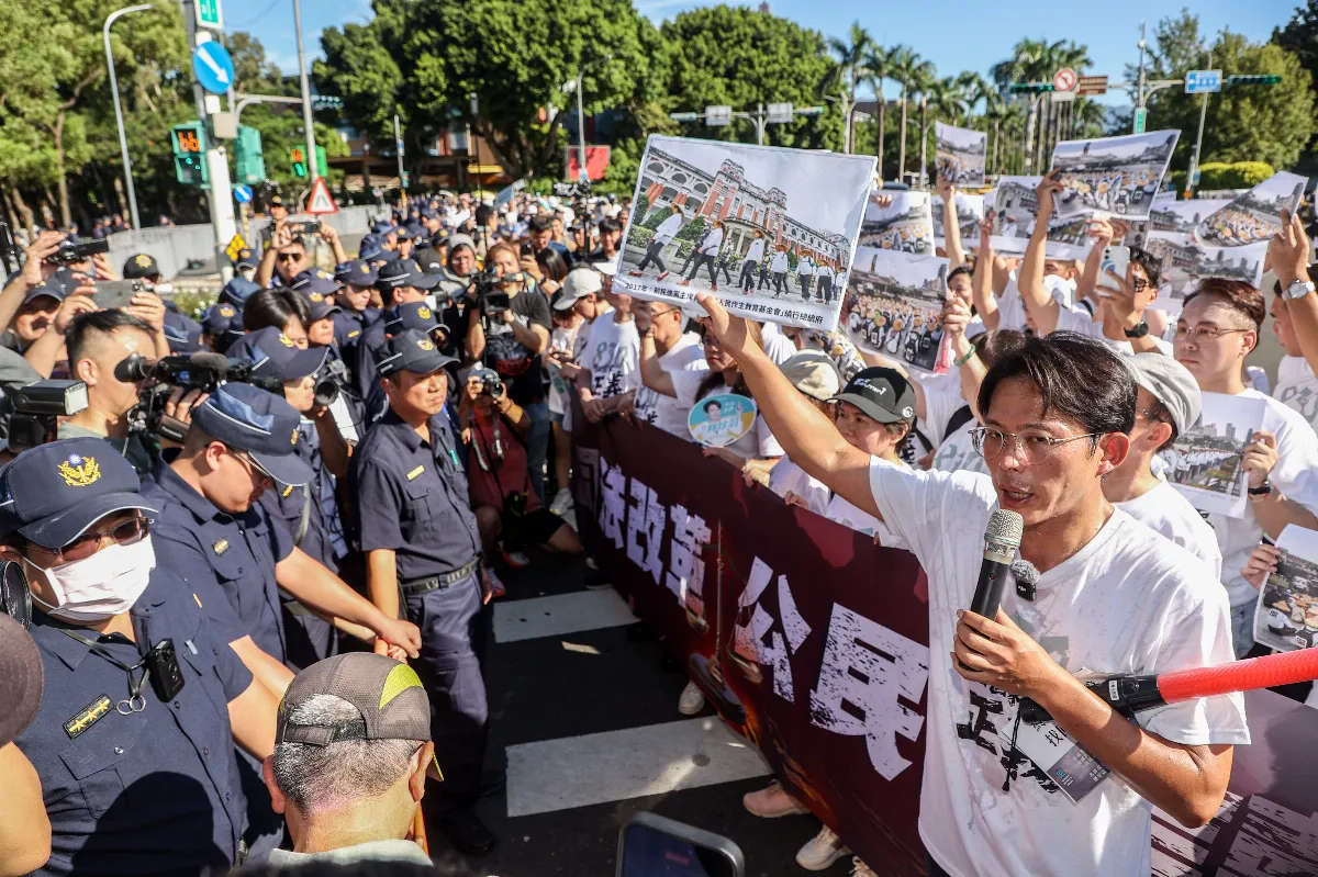 民眾黨「公民走讀」活動 警方7度舉牌警告違法