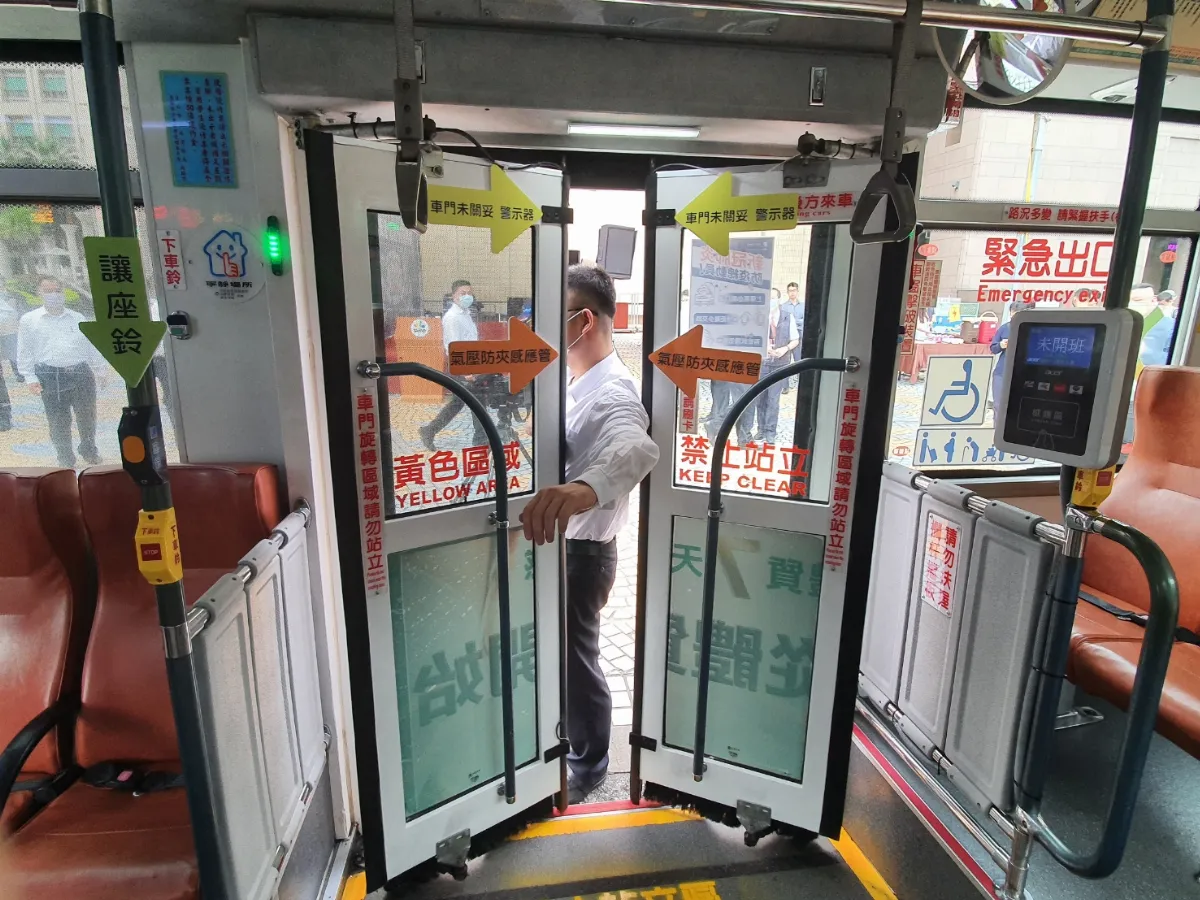 北市公車門夾傷乘客 要求業者裝設主動式感測系統