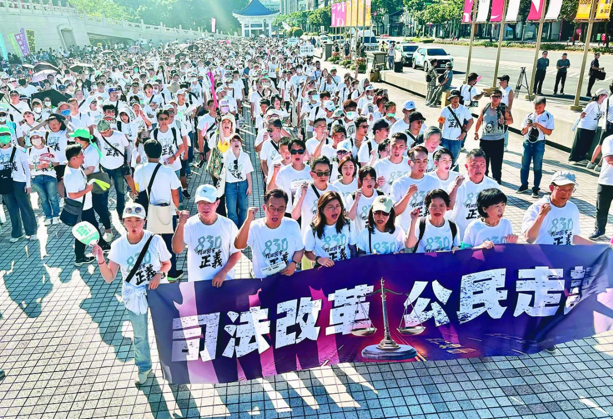白上街頭走讀 訴求司改爆推擠