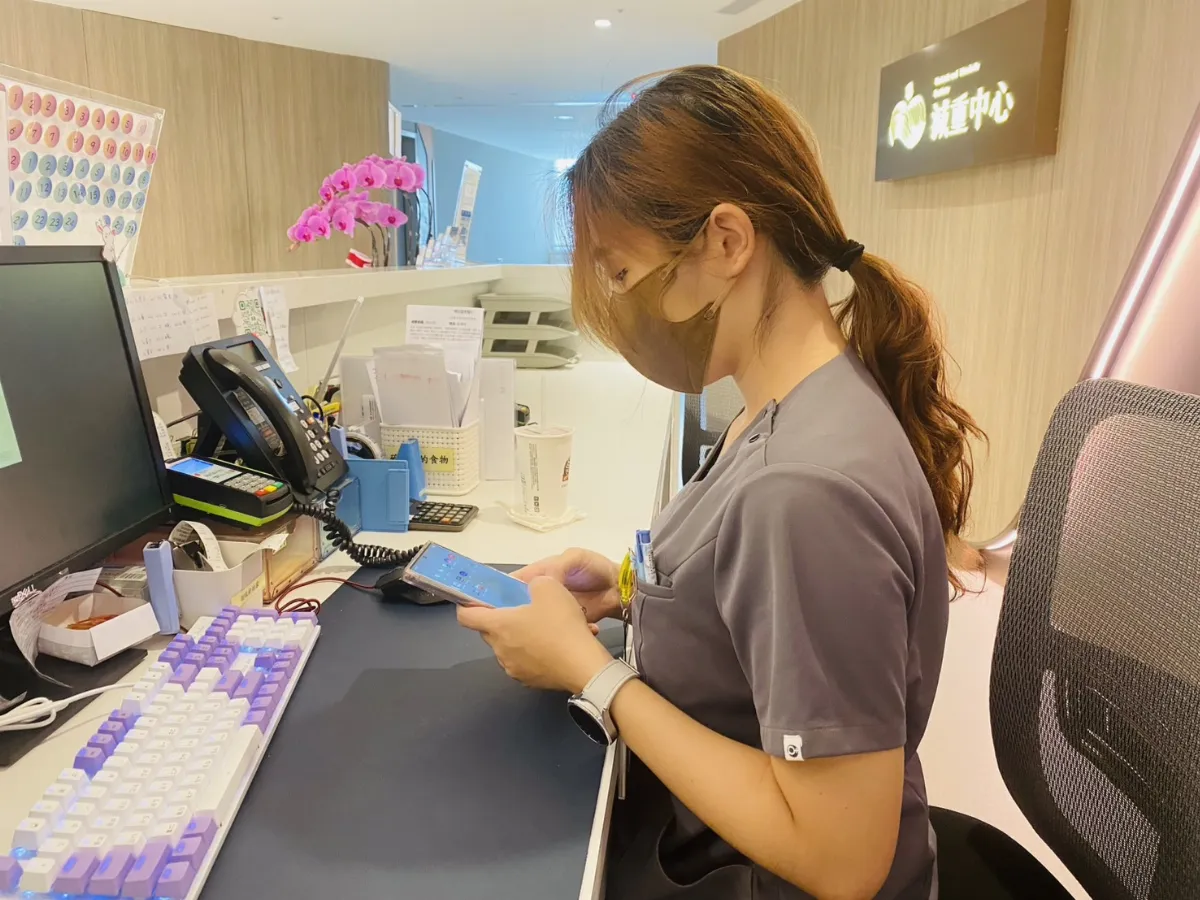 低頭30度滑手機如脖子負重行李箱 醫籲三招緩解