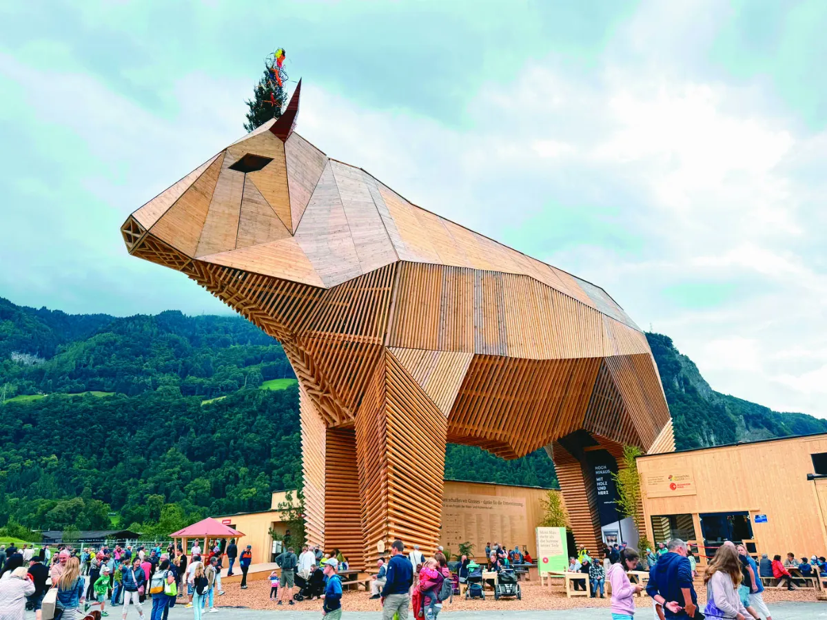 木雕巨牛 亮相瑞士摔角節