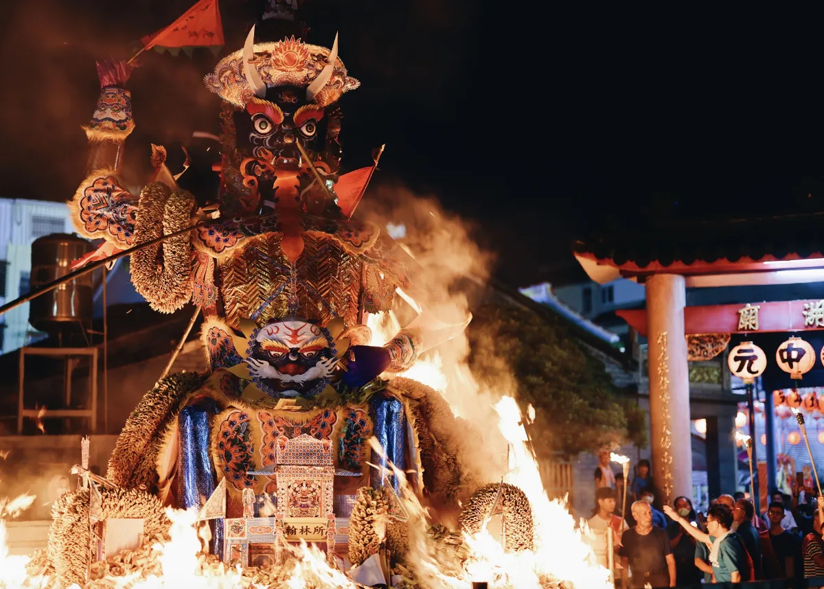 文化民俗保存者 小港龍湖廟5.2公尺大士爺遶境