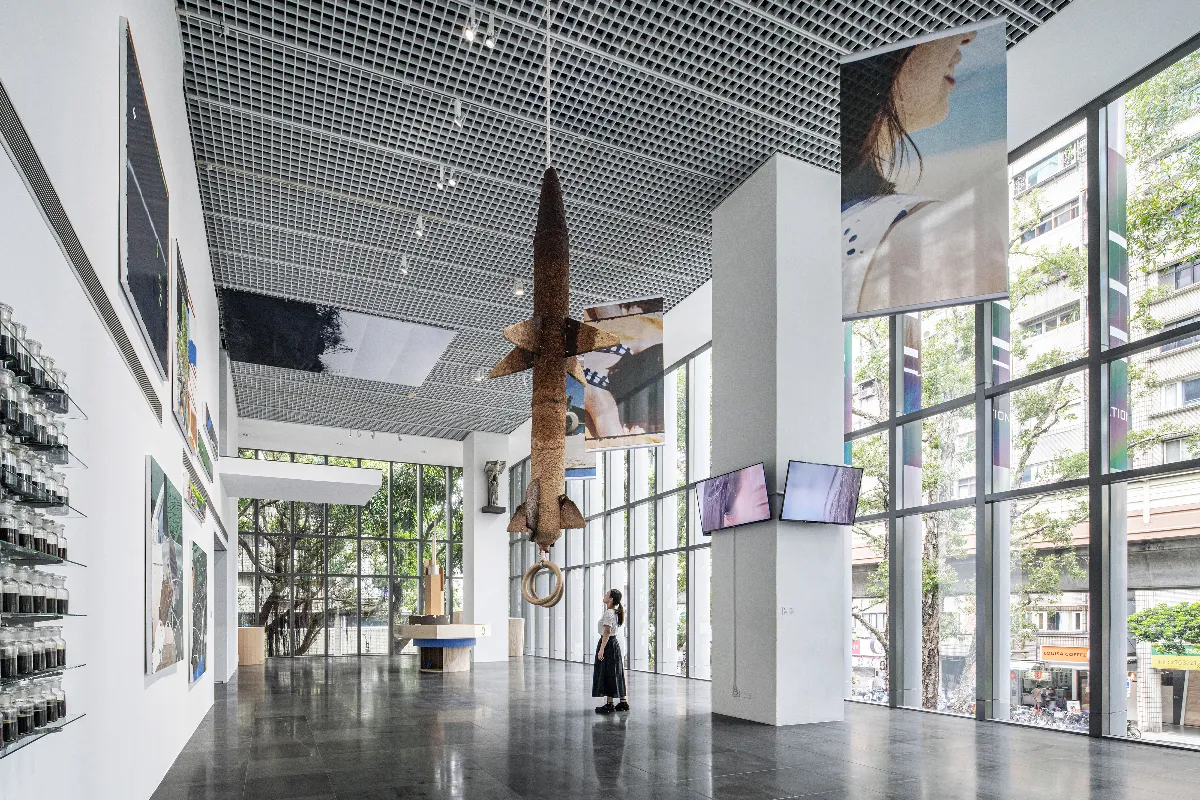 北師美術館化身機場航廈 展開「亂流」未知旅程