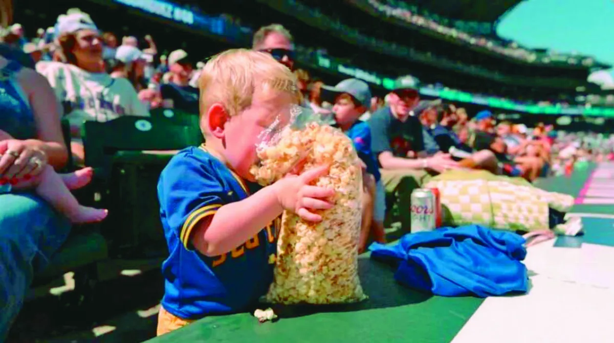 小球迷看MLB  臉埋爆米花猛吃