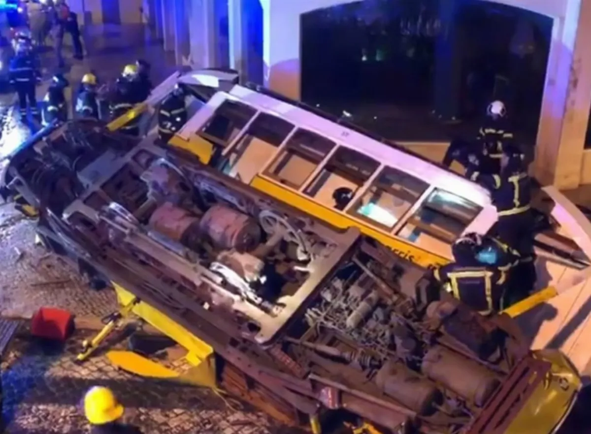 葡萄牙里斯本纜車失控翻覆   沒煞車全速往下衝