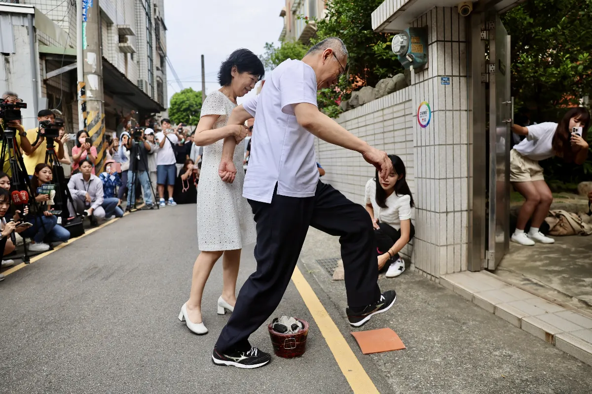 返新竹老家與母團聚 柯文哲過火爐、踩瓦片去霉運