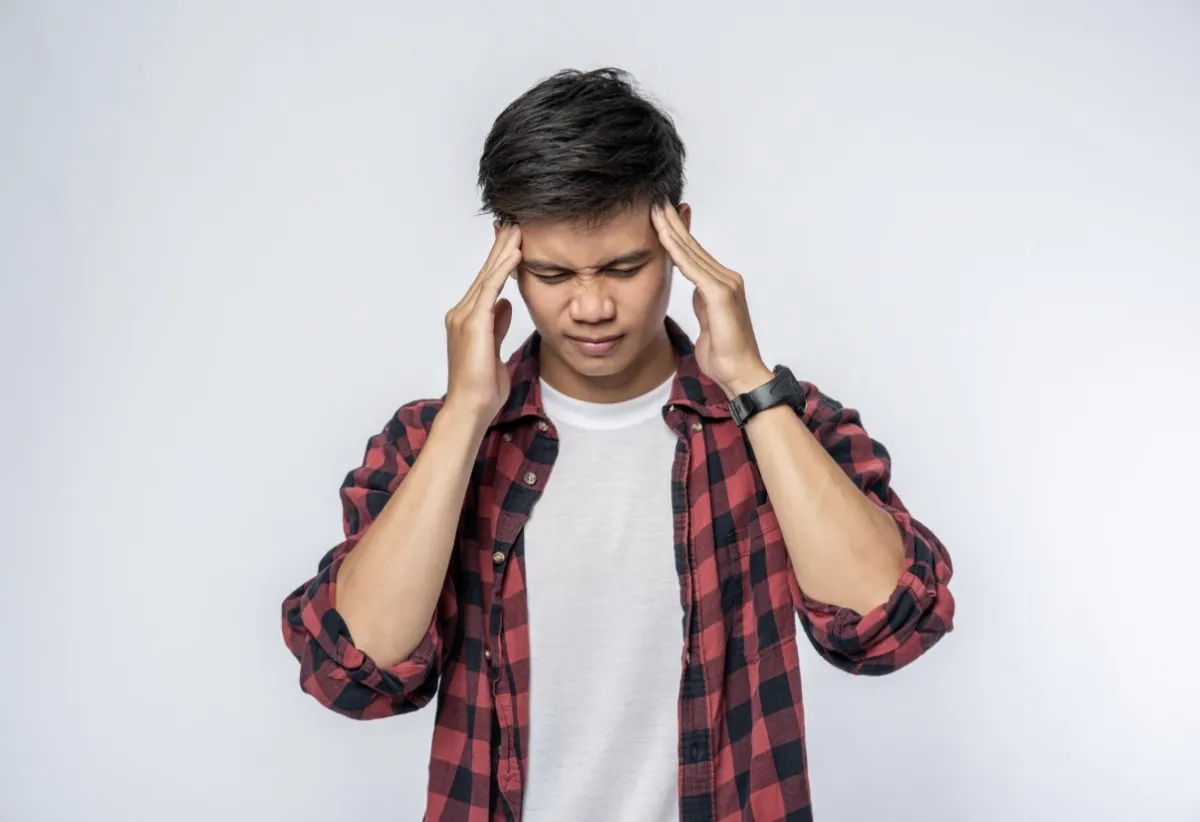 突然頭痛講話卡卡 醫生：恐是小中風警訊