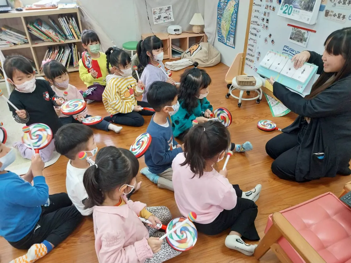 雲水書車駛進嘉義偏鄉 南華大學帶領學童創作繪本