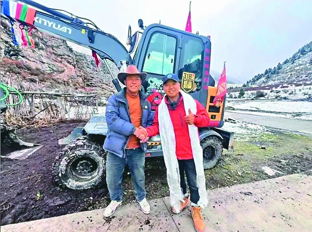 開挖土機遊大陸 填坑修路做好事