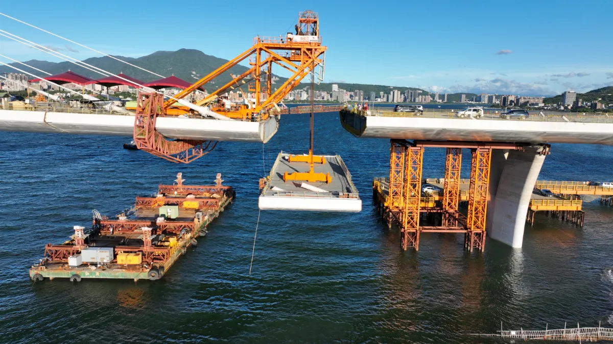 淡江大橋合龍儀式 交長預告通車邀雲門舞集表演