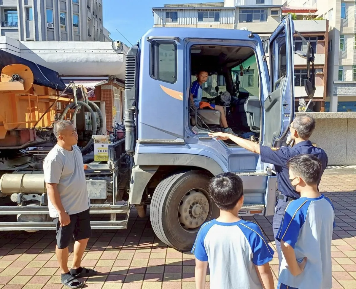交通教育紮根校園 師生登大型車體驗「內輪差」險域