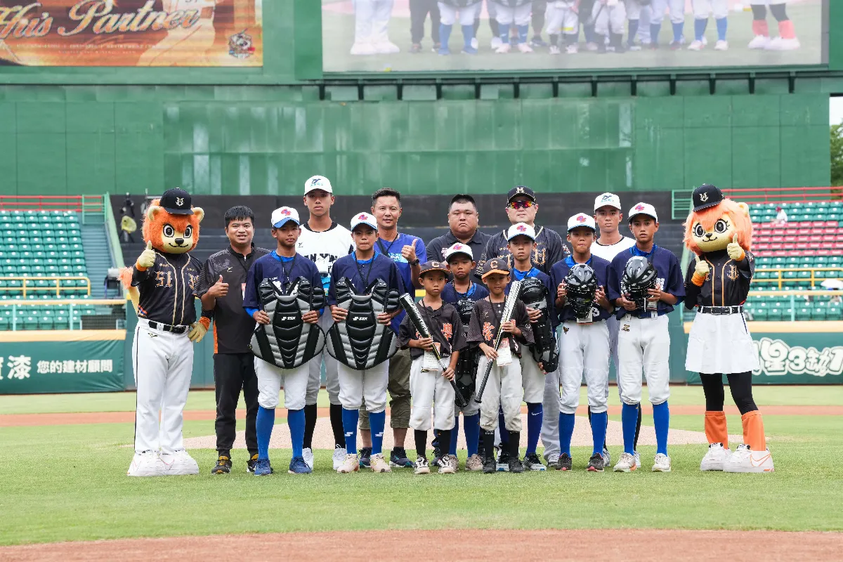 中職／胡金龍捐30萬球具感念基層 「牛爸」陳献榮開球