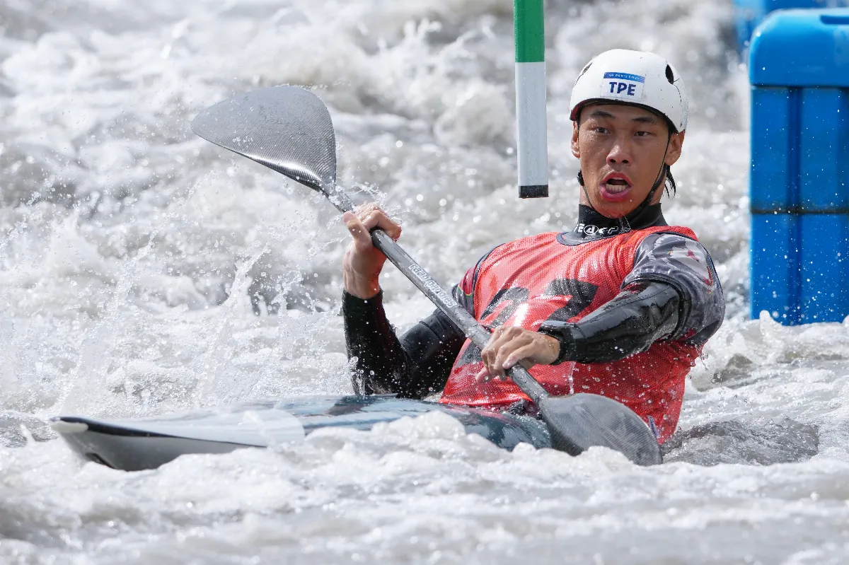 全運會／颱風天間歇性風雨 輕艇照樣比
