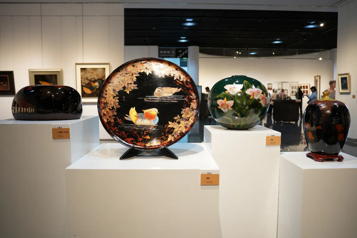 「漆美藝精」王賢志父子聯展　61件作品展現世代傳承
