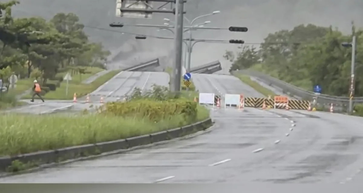 花蓮馬太鞍溪橋遭洪水沖毀 公路客運行駛到鳳林