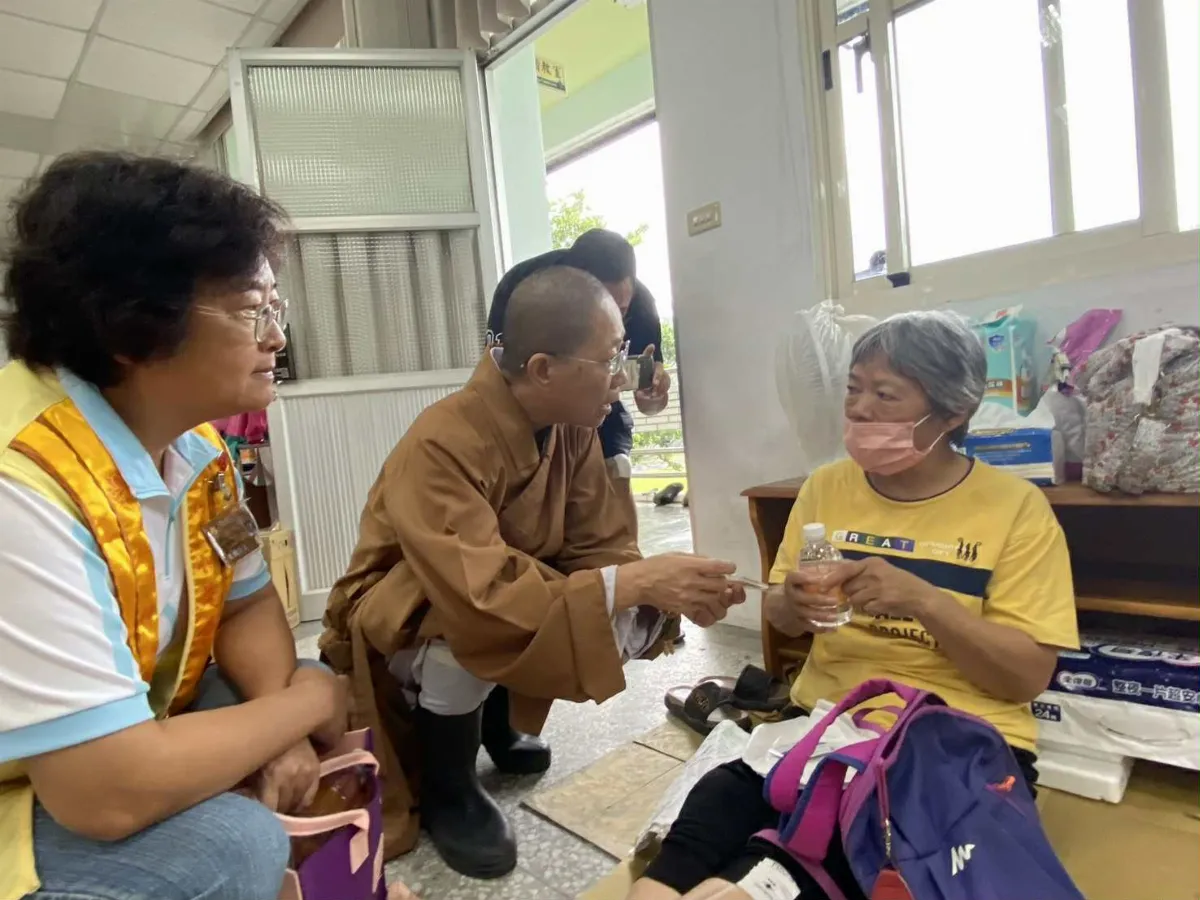 佛光會捐200萬救援花蓮 佛光山法師赴光復鄉送暖