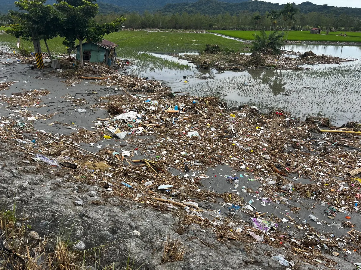 洪水沖毀掩埋場 北富村稻田淪垃圾場
