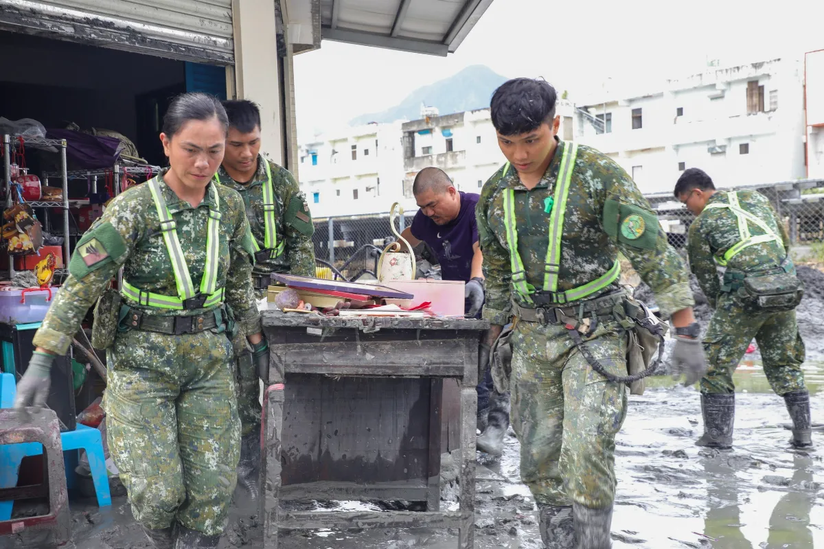國軍花蓮光復鄉救災 開始進入民宅協助清理