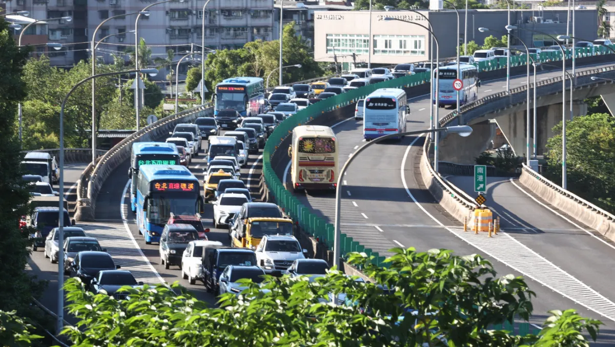 教師節連假首日國道湧車潮 新竹寶山、台中彰化午後明顯壅塞