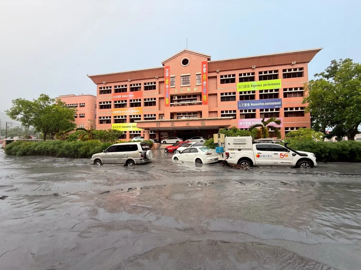 花蓮光復鄉學校災情慘重 大量淤泥灌校園