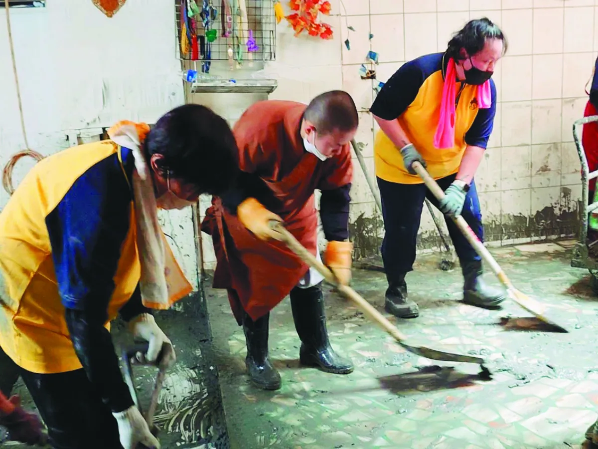 佛光人清淤不停歇 用愛與熱食送暖