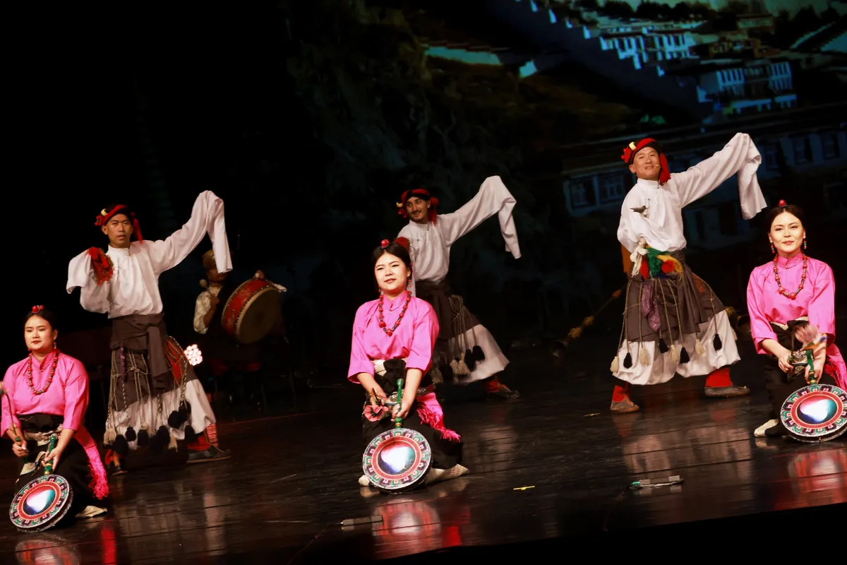 不用去達蘭薩拉 西藏「歌舞的海洋」登台巡演