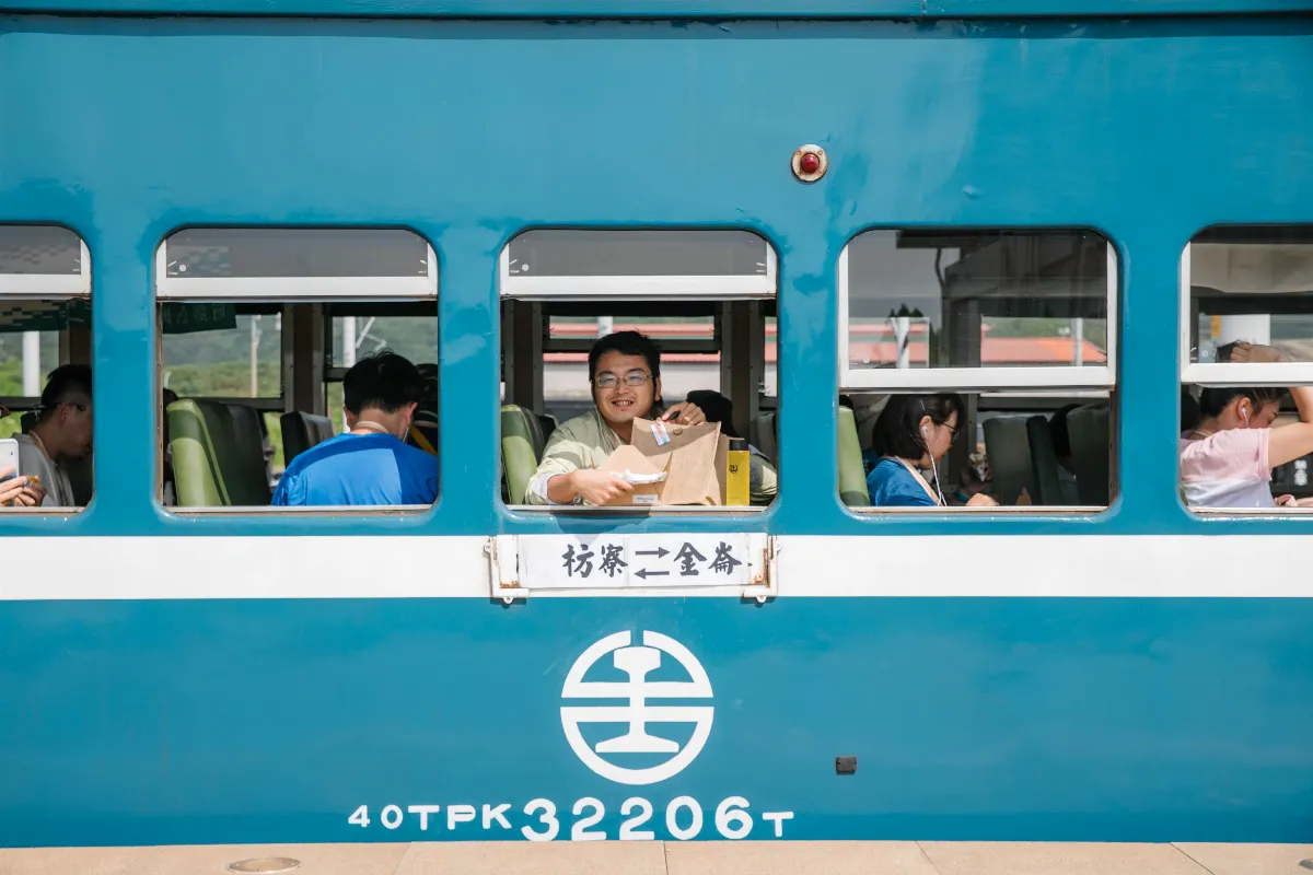 南國漫讀節藍皮列車啟程　展開山海鐵道藝術行