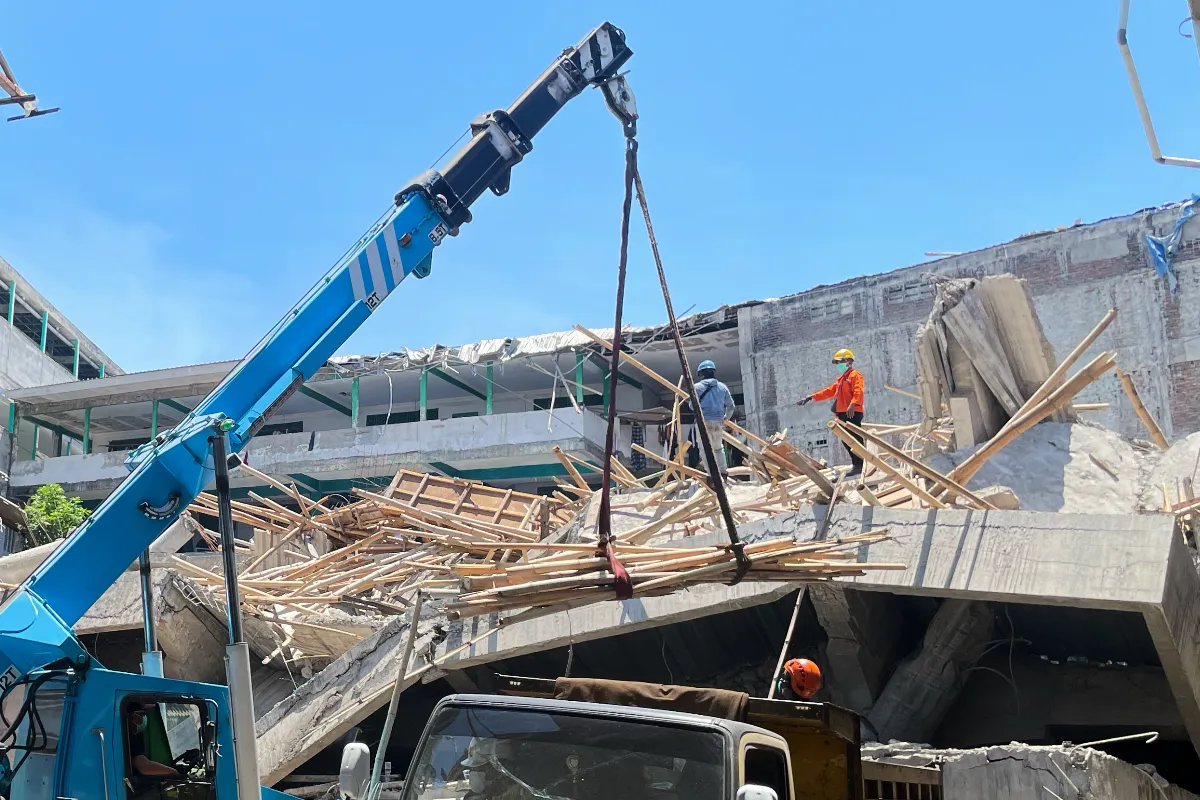 印尼校舍倒塌釀8死 數十人埋瓦礫堆恐全罹難
