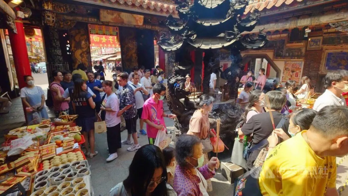 全台契子女中秋返奉天宮 團拜媽祖共享平安餐