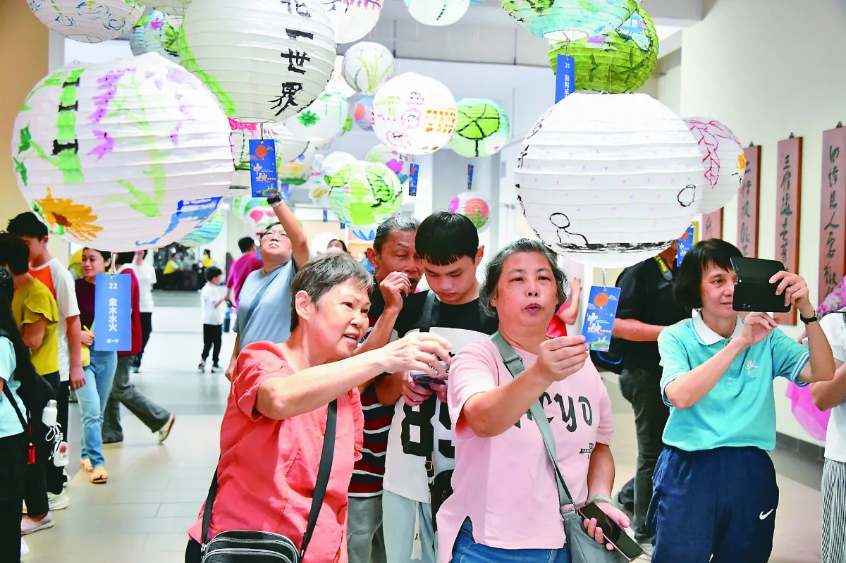 新馬寺佛光普照 大馬民眾慶中秋