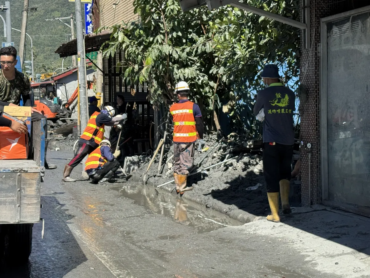 國軍清理佛祖街重災區 市區側溝估10月中清完