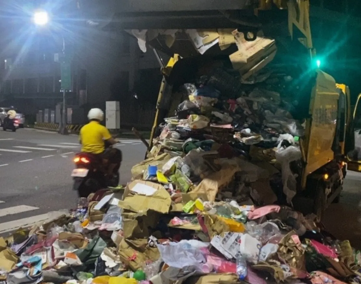 垃圾車尾斗冒白煙 原來是平板電腦鋰電池悶燒