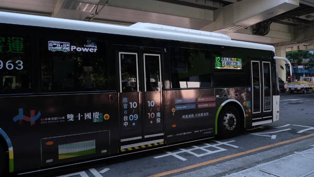 雙十國慶創意登場    彩繪公車化身行動舞台