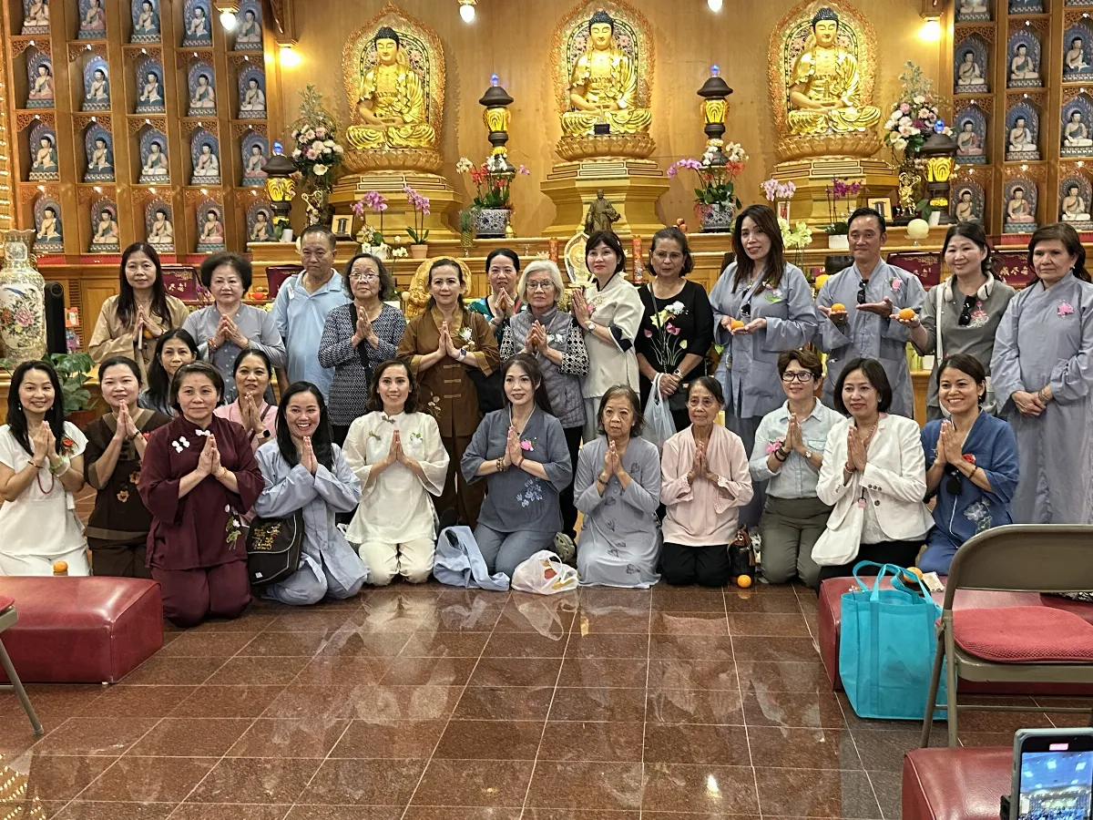 Vietnamese Devotees from Houston Visit Xiang Yun Temple in Autumn, Filled with Dharma Joy