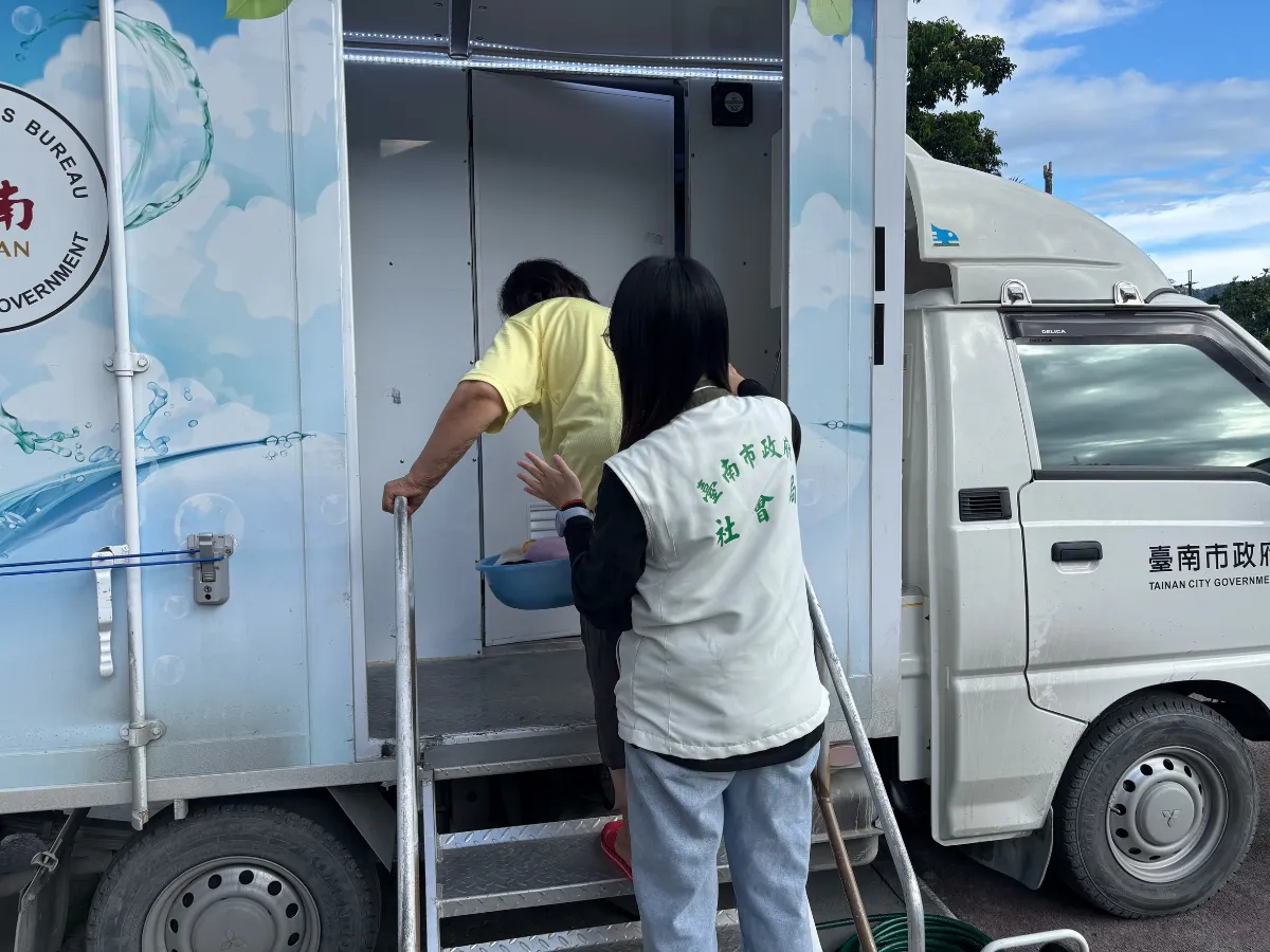 沐浴車馳援花蓮 熱水洗去塵與痛