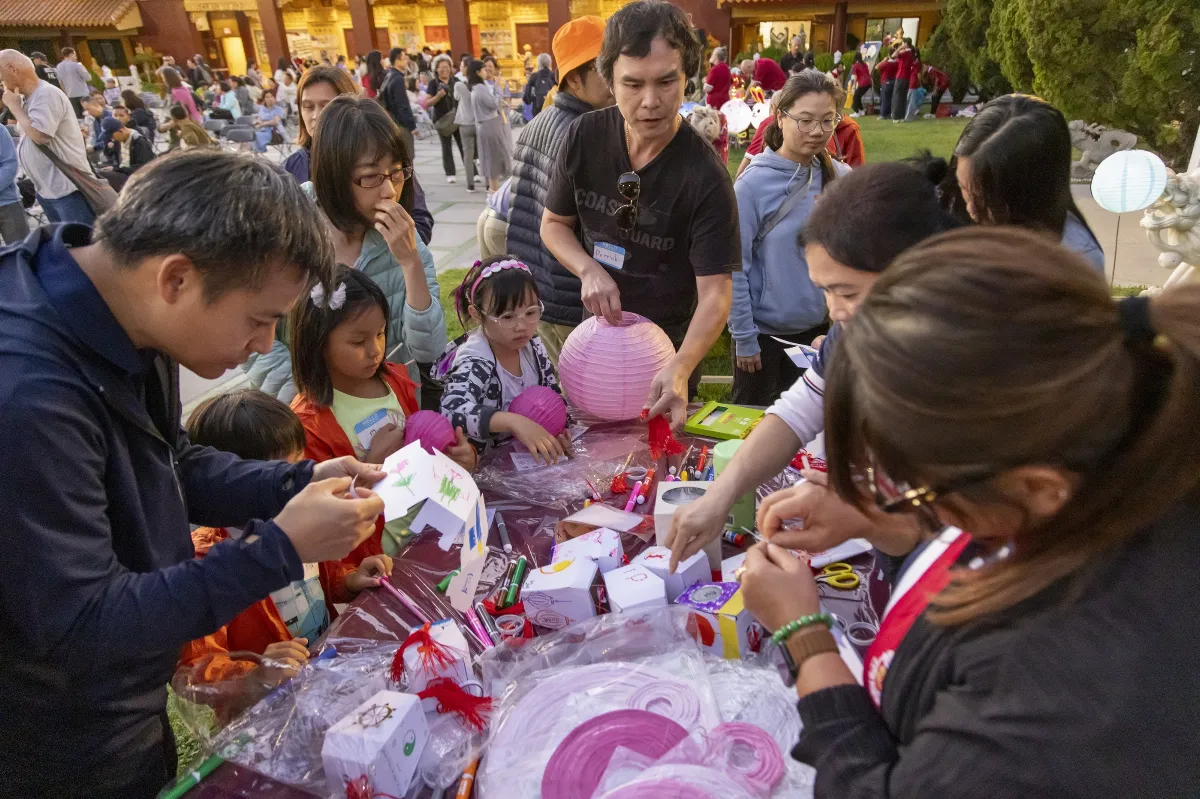 Hsi Lai Temple Celebrates Mid-Autumn Festival: Moonlight Shines with the Affinity of Buddha’s Light