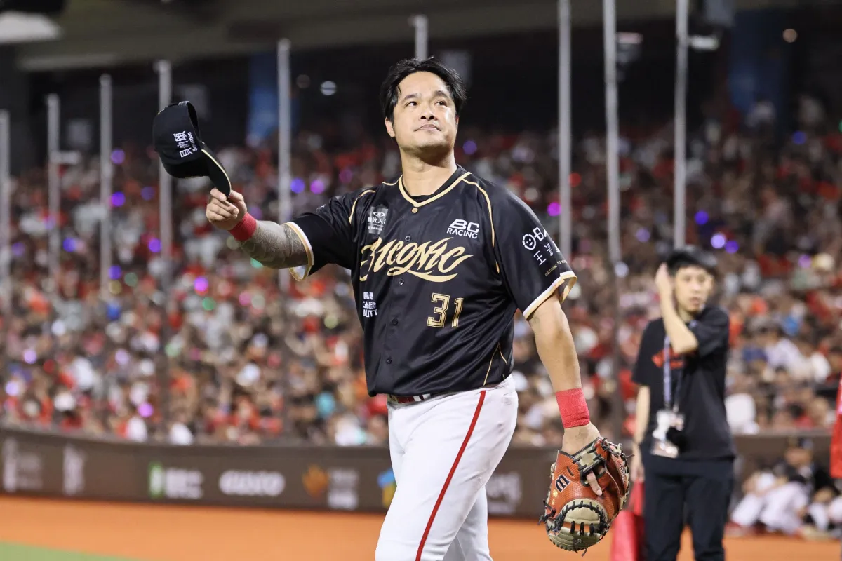中職／林智勝引退實戰球衣飆近7萬 公益拍賣總金額破24萬