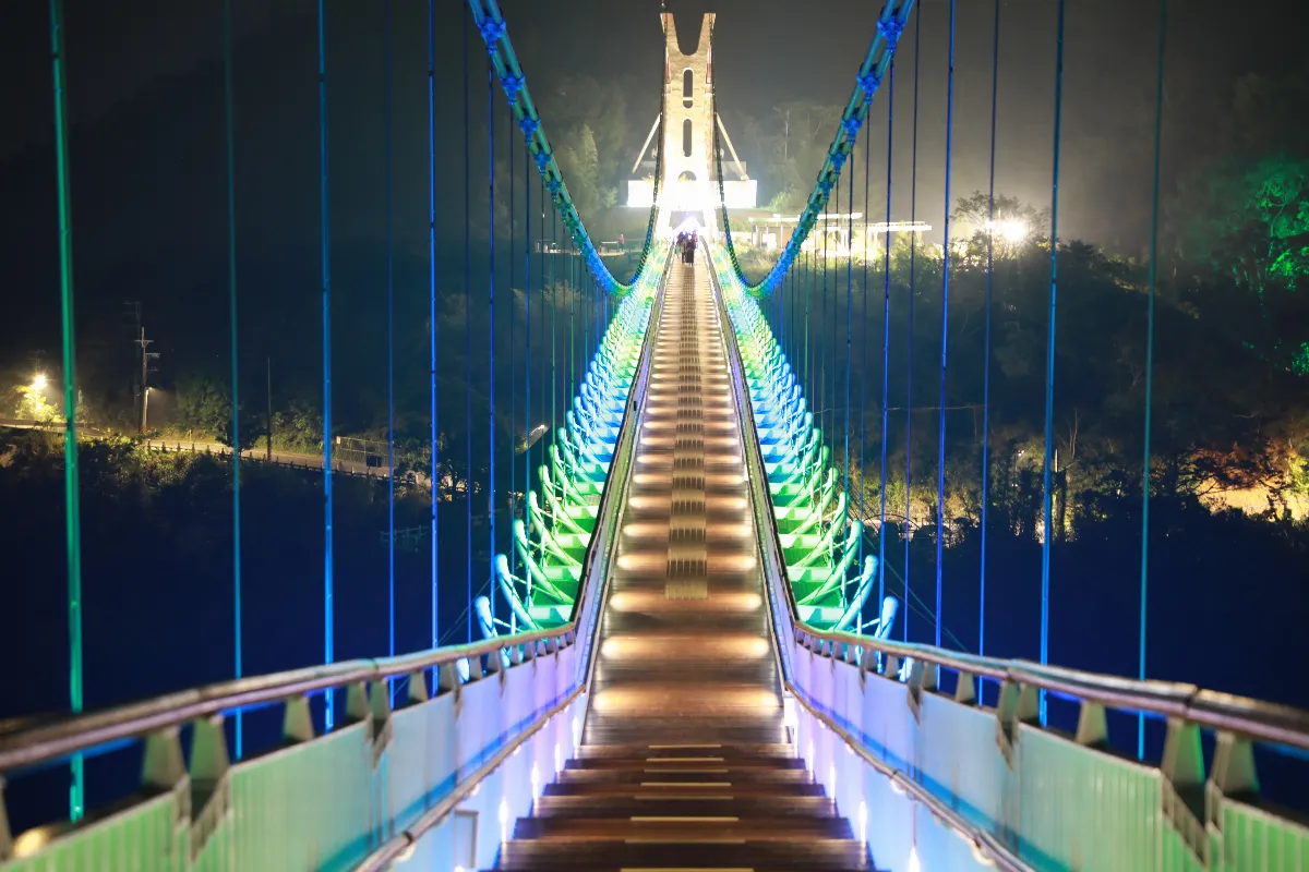 漫步雲端夜未眠 太平雲梯光雕點亮星空