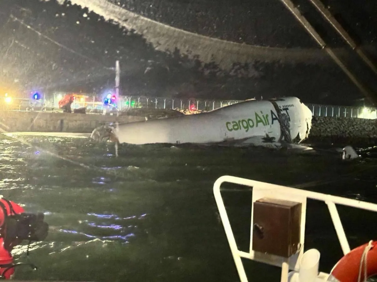 香港機場空難  阿聯航空貨機「衝出跑道墜海」